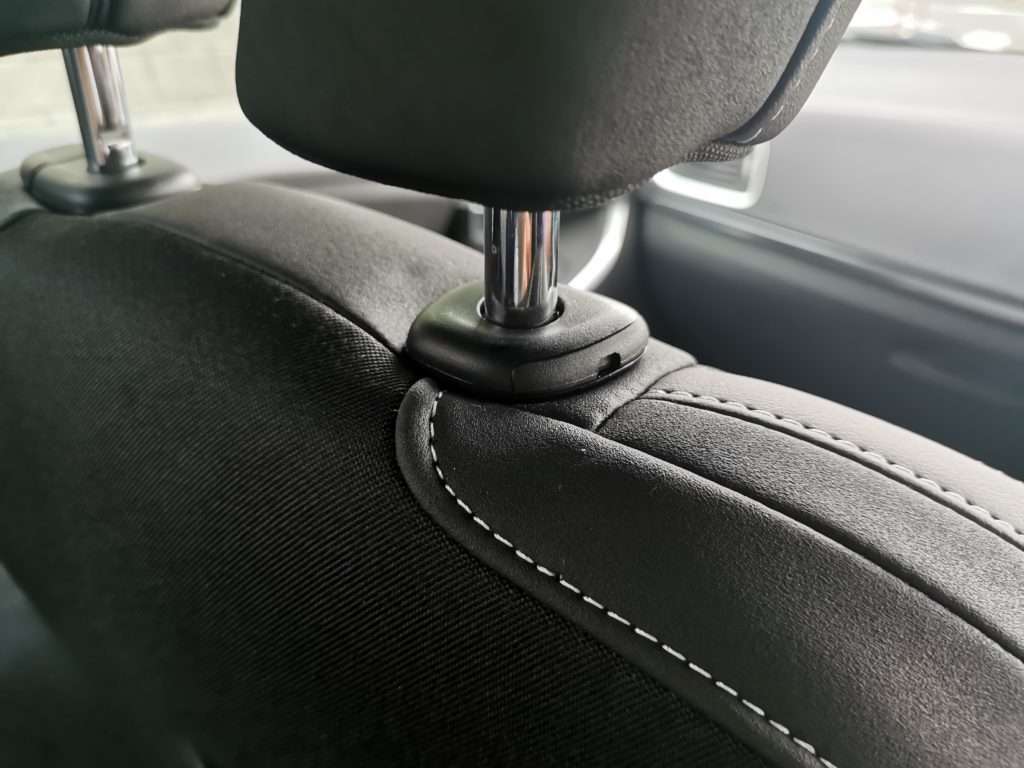 ボルボV40のヘッドレストの外し方を解説｜シート後ろのボタン・ノッチでロックが外れない